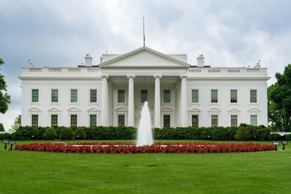 A large white building with a fountain in front of it washington dc white house
